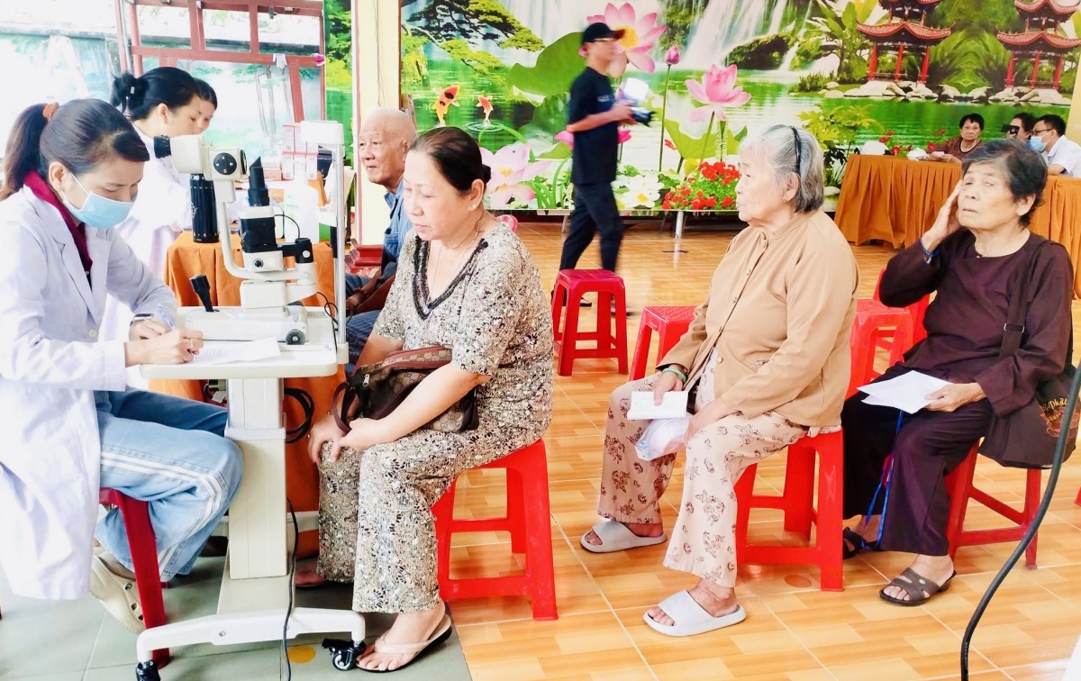 Người cao tuổi phường Chánh Hiệp được các y, bác sĩ khám và tư vấn bệnh lý về mắt trong chương trình.