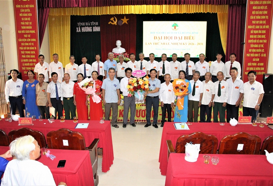 Lãnh đạo Hội người cao tuổi tỉnh và xã Hương Bình tặng hoa chúc mừng.