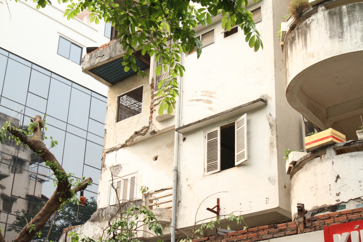 Được biết, chung cư 51 Huỳnh Thúc Kháng sẽ được xây dựng lại thành tòa nhà mới gồm 13 tầng nổi, một tầng tum kỹ thuật và 5 tầng hầm, trên diện tích khoảng 1.100 m2. Dự án do Công ty CP Đầu tư và Phát triển Bách Khoa làm chủ đầu tư.