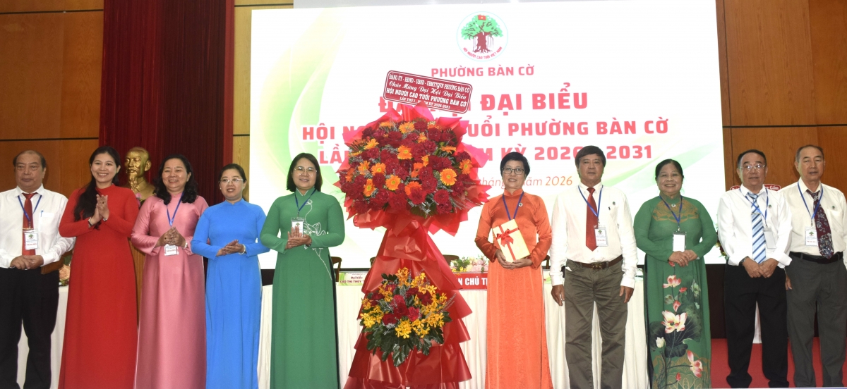 Tặng hoa chúc mừng Đại hội