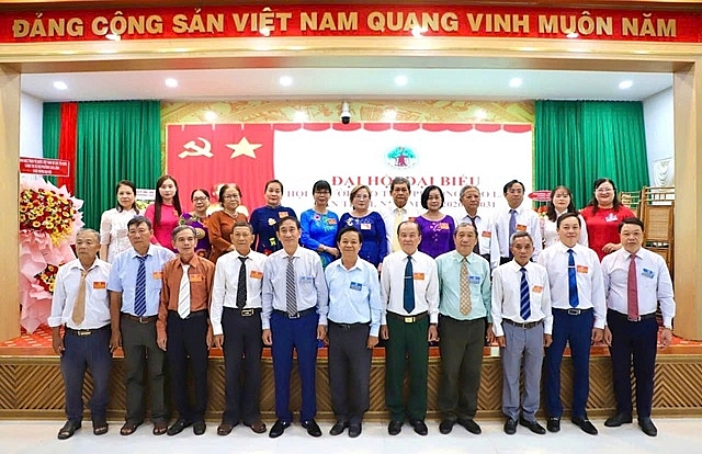 Lãnh đạo Hội Người cao tuổi tỉnh Đồng Tháp chụp ảnh lưu niệm cùng Ban Chấp hành Hội Người cao tuổi phường Cao Lãnh khóa I, nhiệm kỳ 2026–2031
