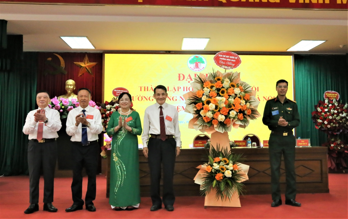 Ban Chỉ huy quân sự phường tặng hoa chúc mừng Đại hội