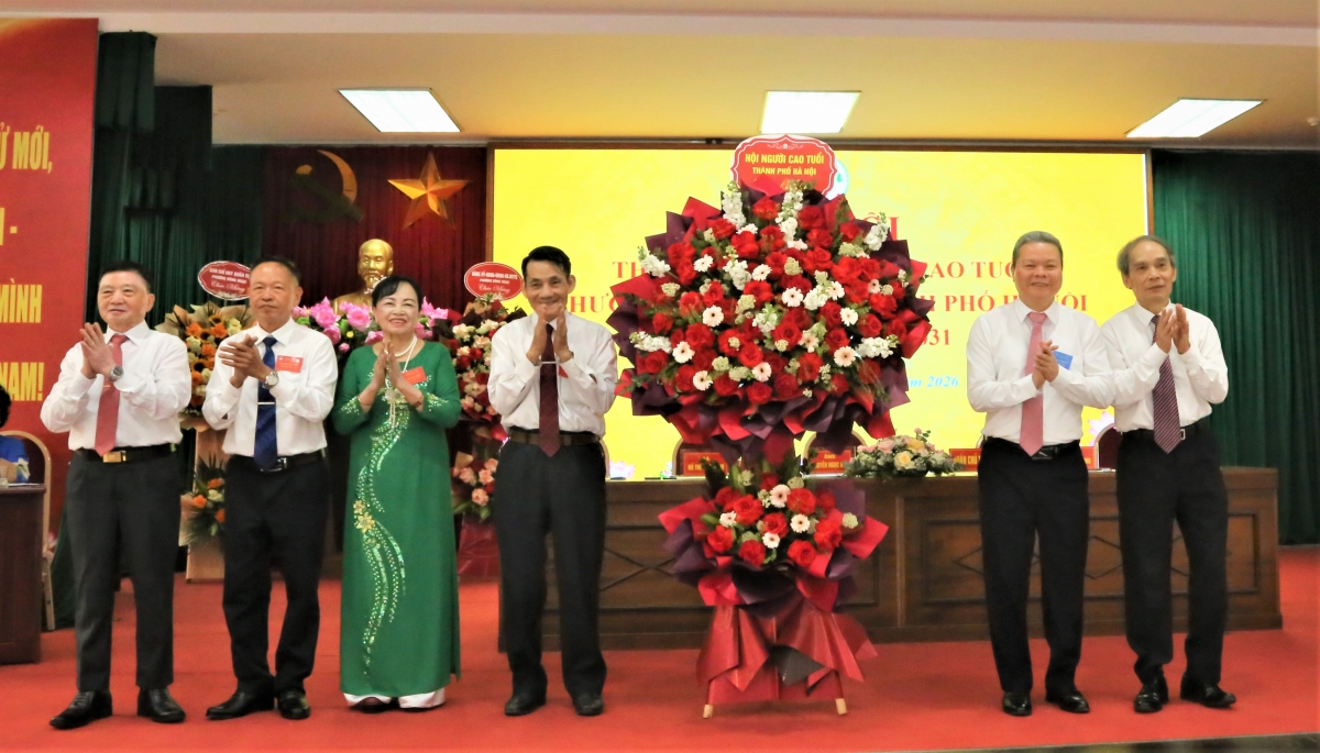 Lãnh đạo Hội NCT TP Hà Nội tặng hoa chúc mừng Đại hội