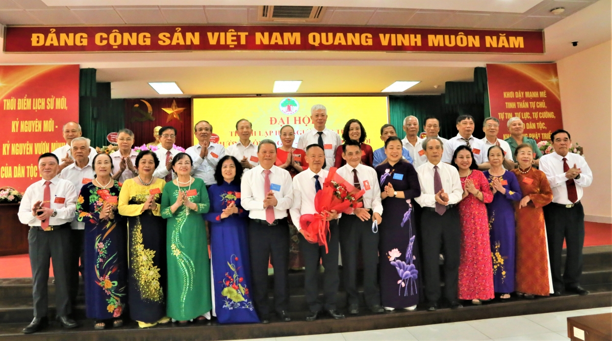 Lãnh đạo Hội NCT TP Hà Nội và lãnh đạo phường Đông Ngạc tặng hoa chúc mừng Ban Chấp hành Hội NCT phường