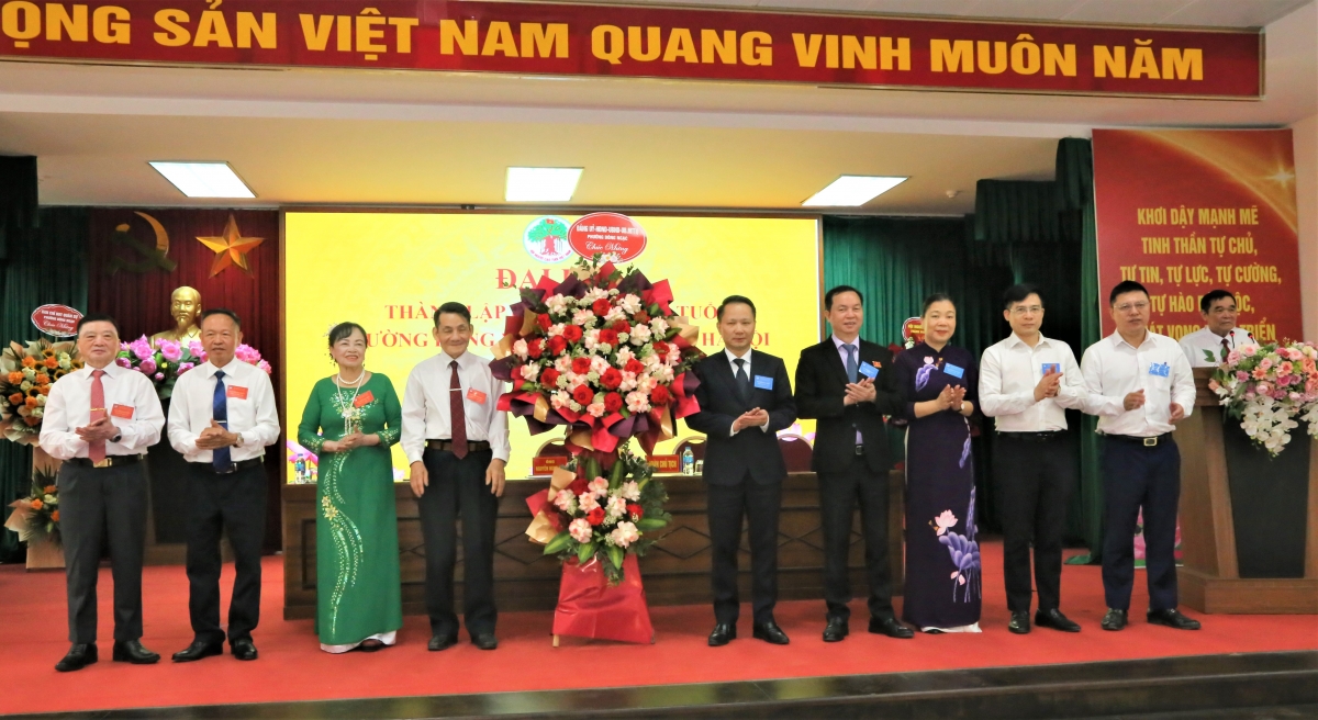 Lãnh đạo phường Đông Ngạc tặng hoa chúc mừng Đại hội