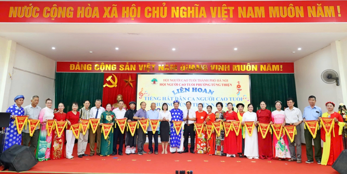Ban tổ chức trao Cờ lưu niệm cho các đơn vị tham gia Liên hoan