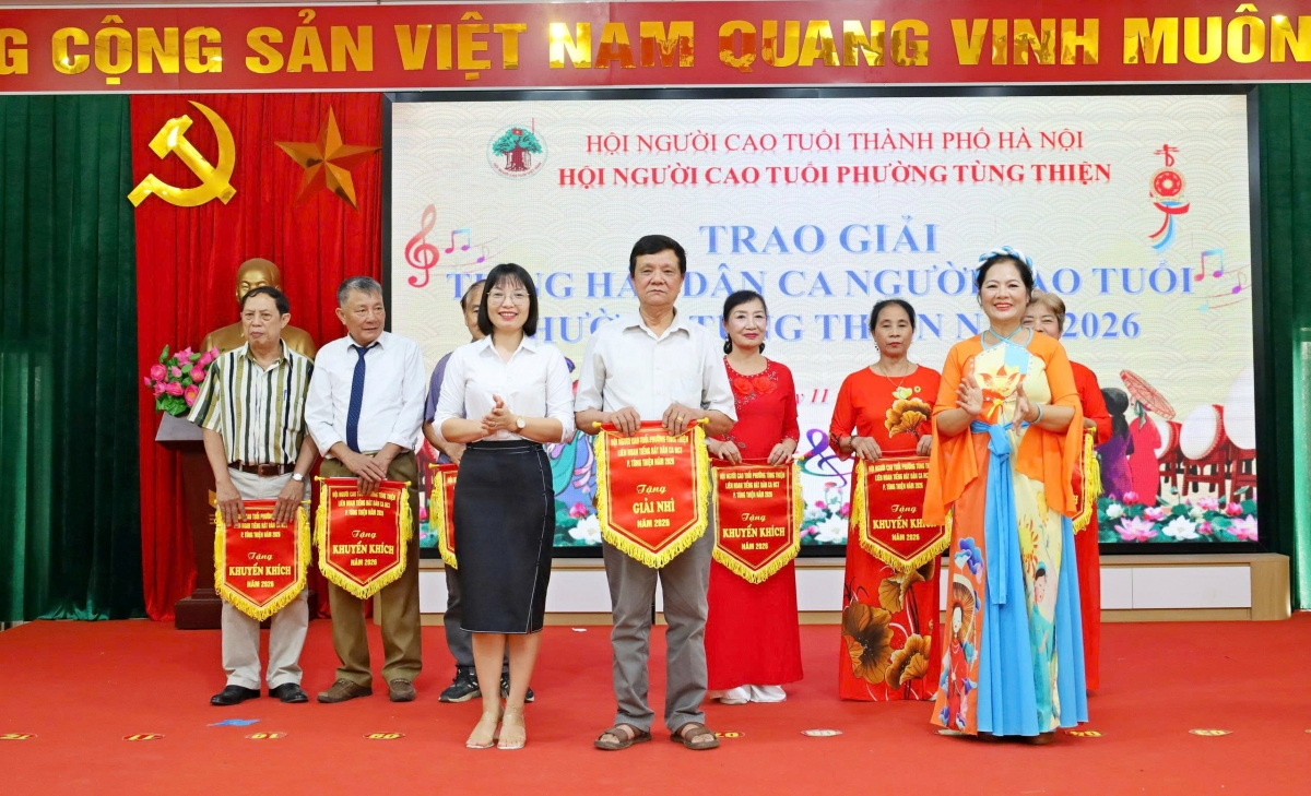 Ban tổ chức trao thưởng cho các đơn vị xuất sắc tại Liên hoan