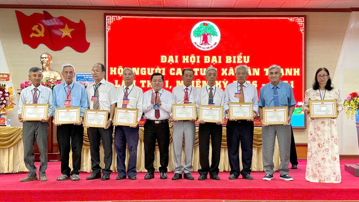 Bà Nguyễn Thị Bé Ngoan (ngoài cùng bên phải) được khen thưởng tại Đại hội thành lập Hội NCT xã