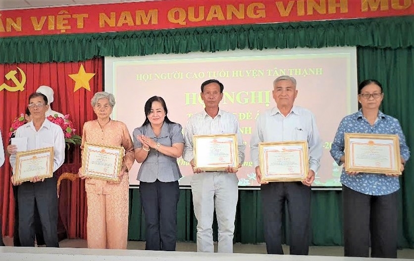 Năm 2025, CLB Liên thế hệ tự giúp nhau ấp 4 được khen thưởng