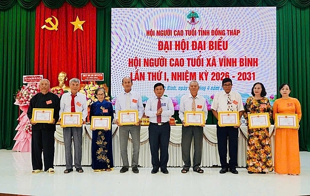 Ông Nguyễn Trung Tín, Chủ tịch UBND xã Vĩnh Bình khen thưởng các tập thể và cá nhân có thành tích xuất sắc trong công tác Hội .