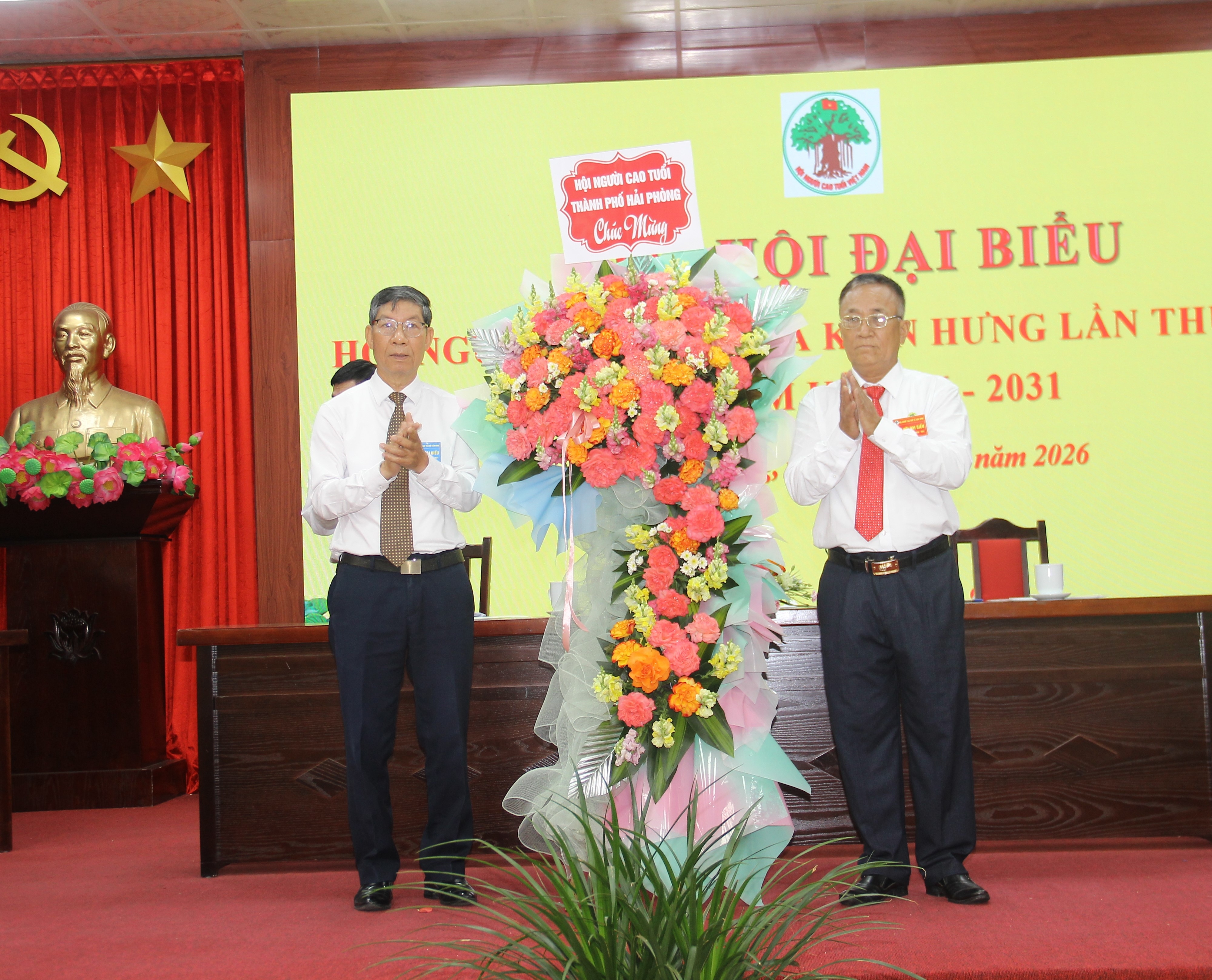 ông Lê Văn Nhã - Chủ tịch Hội người cao tuổi TP Hải Phòng tặng hoa chúc mừng Đại hội.