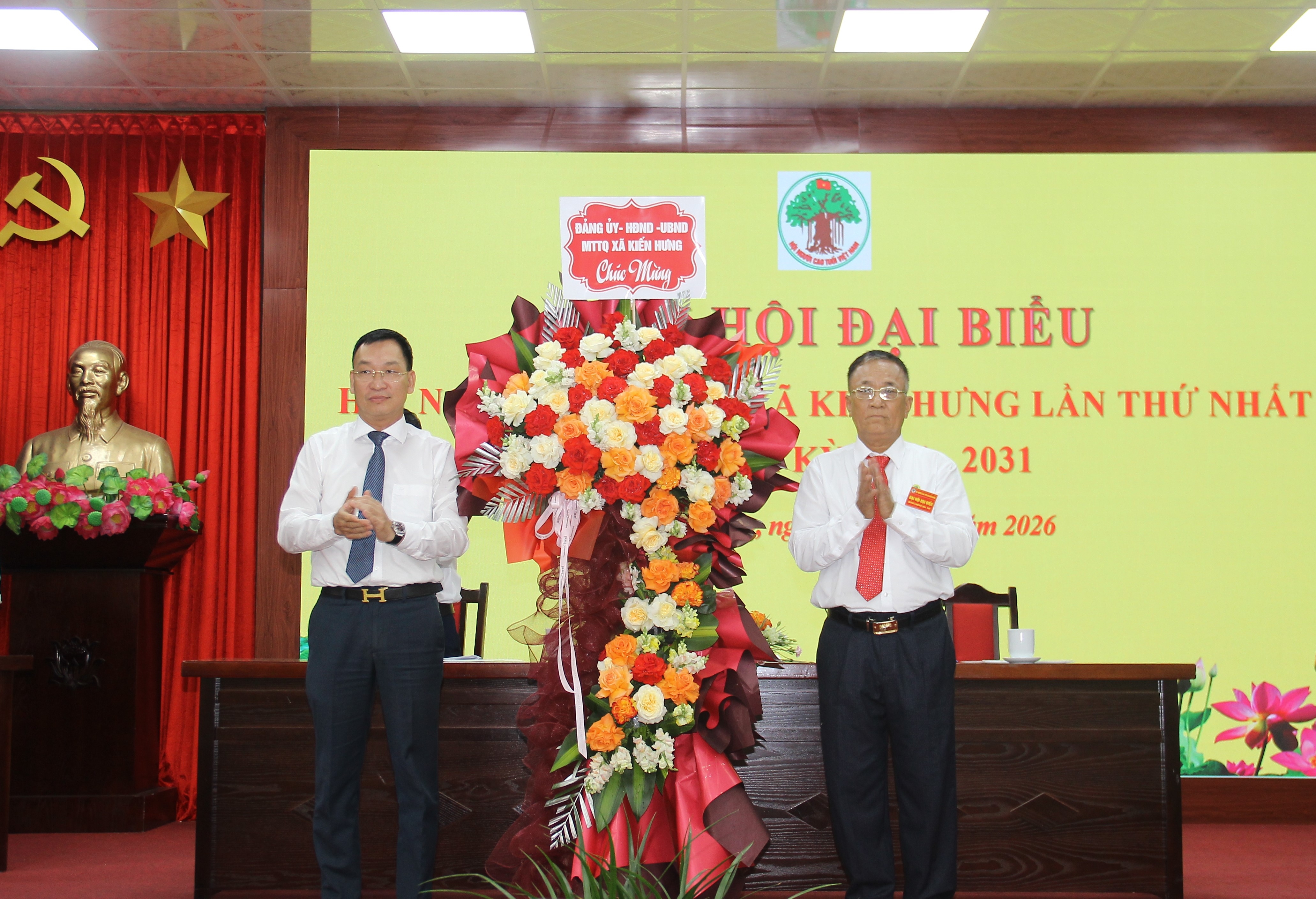 , ông Phạm Văn Định - Chủ tịch UBND xã Kiến Hưng tặng hoa chúc mừng Đại hội.