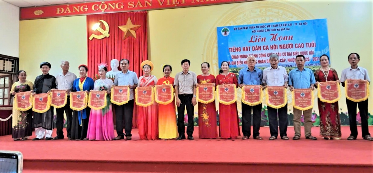 Ban tổ chức trao Cờ lưu niệm cho các đơn vị tham gia Liên hoan