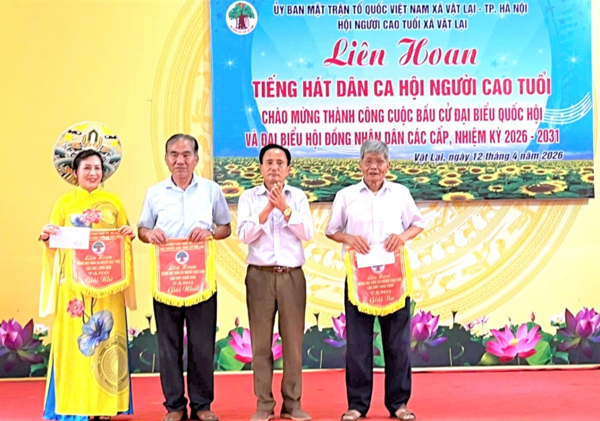 Ban tổ chức trao giải Nhất, Nhì, Ba cho các đôi xuất sắc