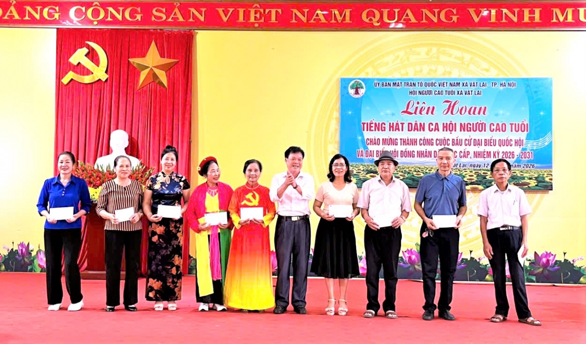 Ban tổ chức trao thưởng cho các tiết mục xuất sắc