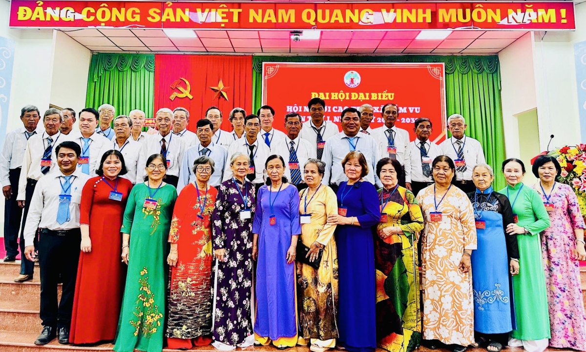 Ban Chấp hành Hội Người cao tuổi xã Tầm Vu khóa I ra mắt, chụp ảnh lưu niệm cùng lãnh đạo địa phương.