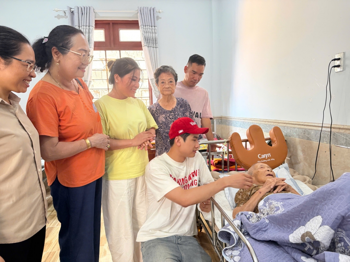 Thăm cụ cao tuổi nhất =104 tuổi ở mái ấm Thiên Phước