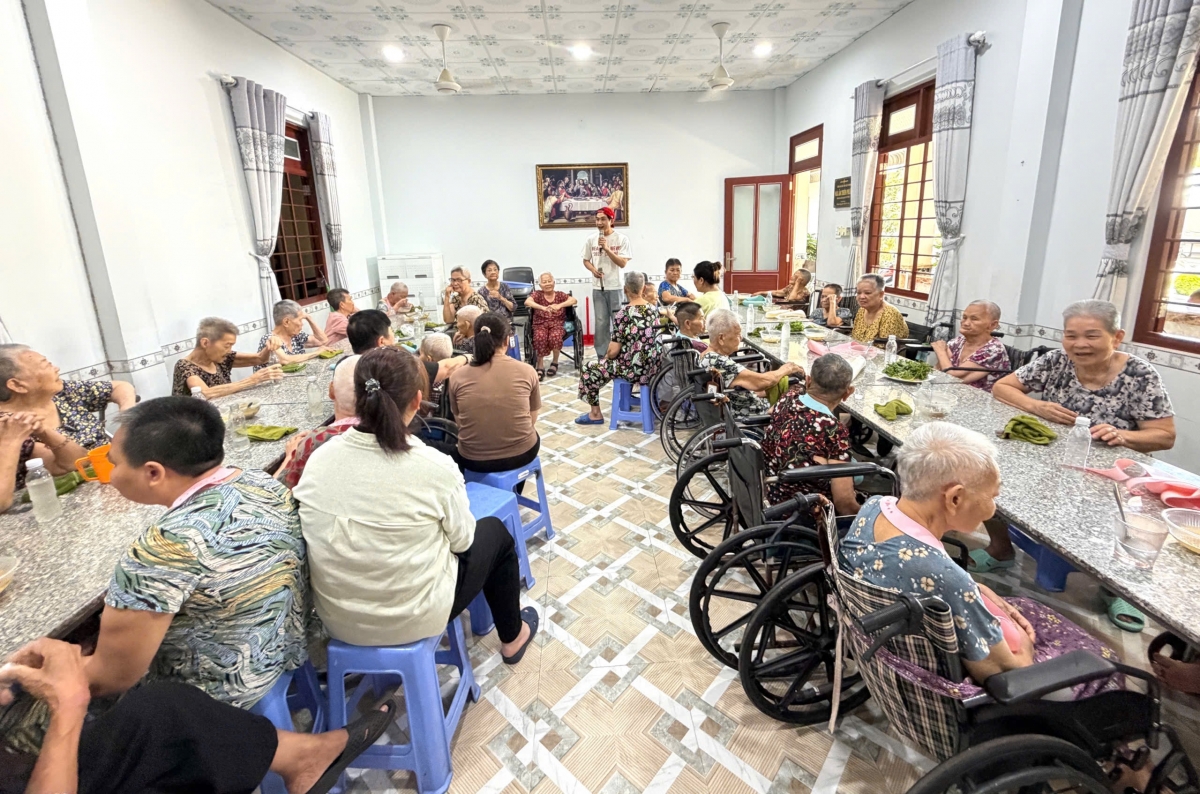 Các cụ ở Mái ấm Thiên Phước sinh hoạt vui vẻ khi có MTQ tới thăm sinh họa vui vẻ 