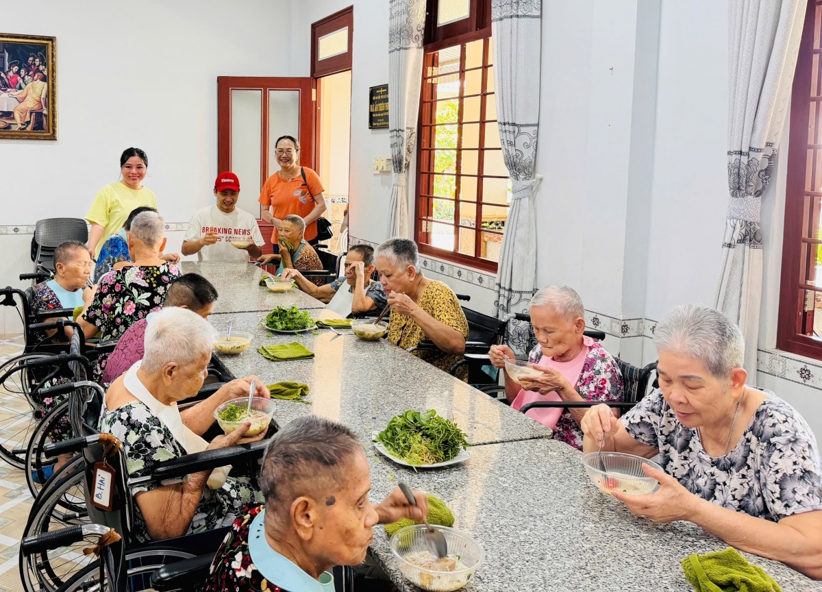 Bữa ăn do các MTQ tài trợ ở Mái ấm Thiên Phước