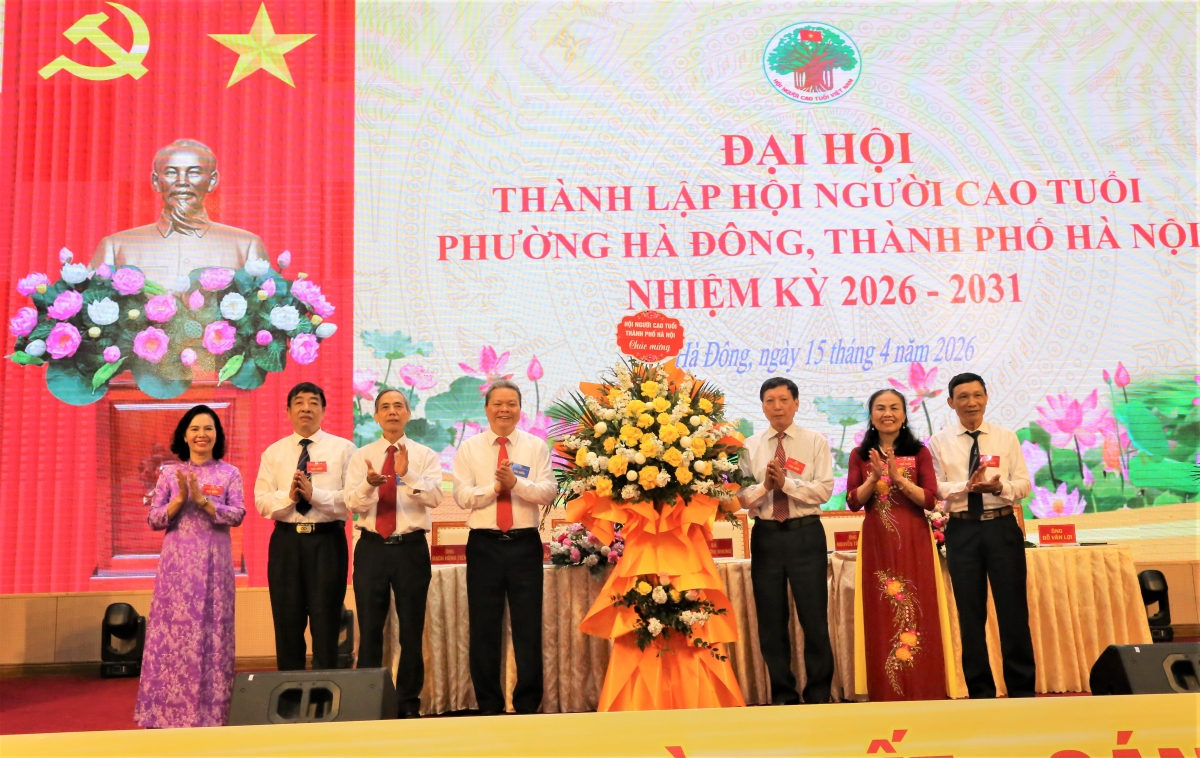 Hội NCT TP Hà Nội tặng hoa chúc mừng Đại hội