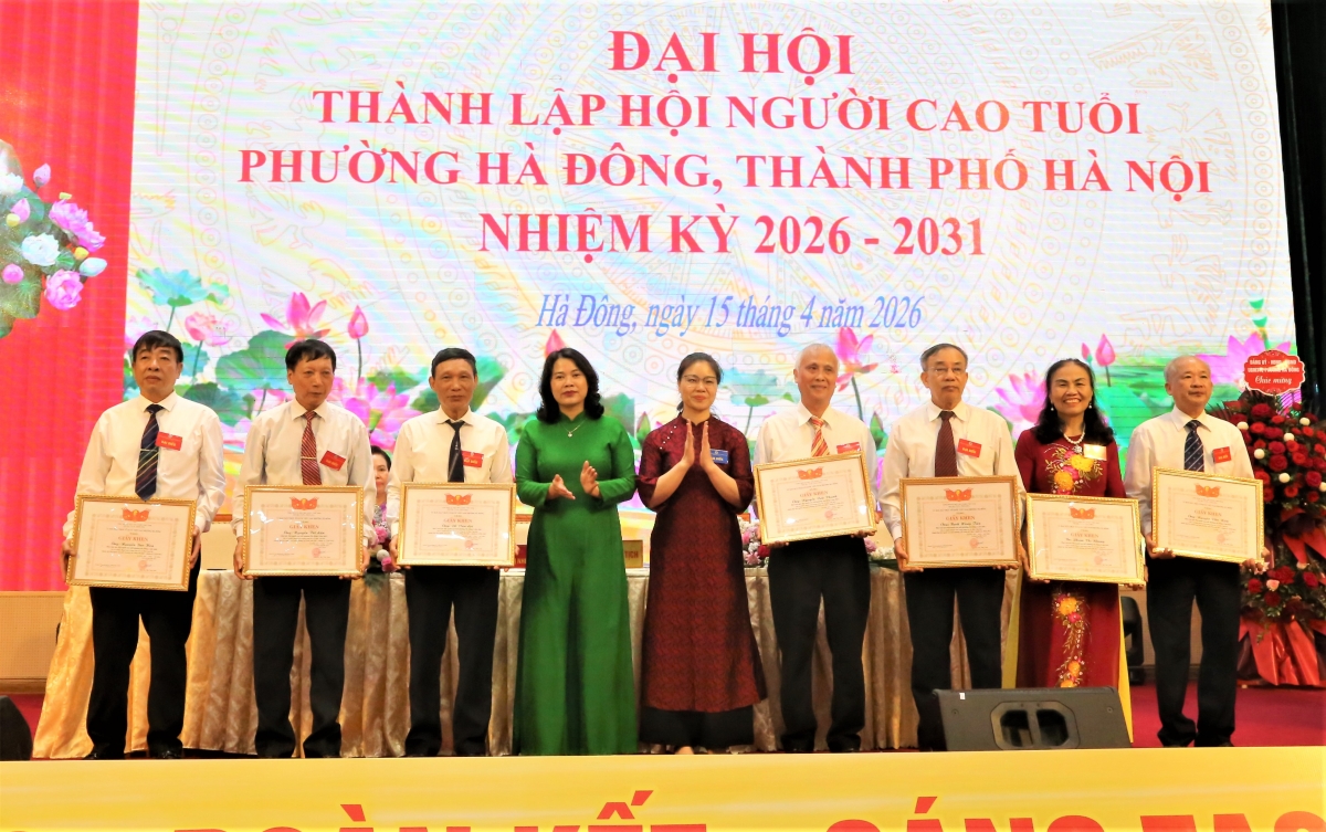 Khen thưởng các cá nhân xuất sắc tham gia công tác chuẩn bị Đại hội