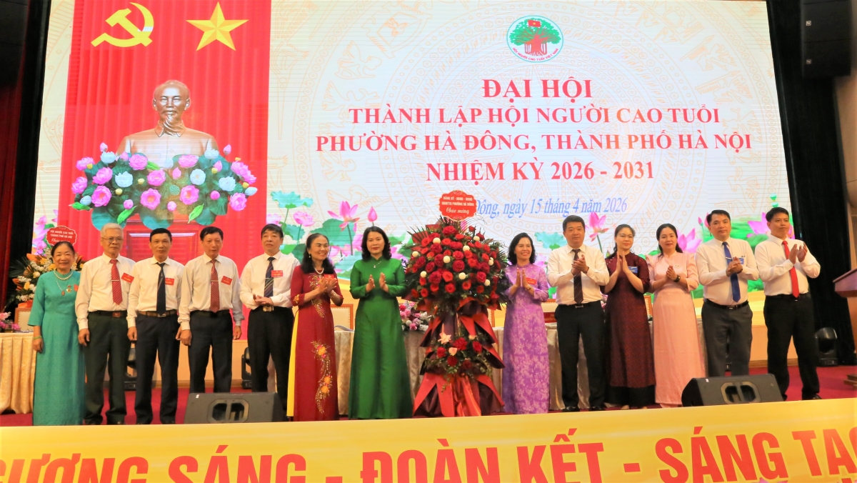 Lãnh đạo phường Hà Đông tặng hoa chúc mừng Đại hội