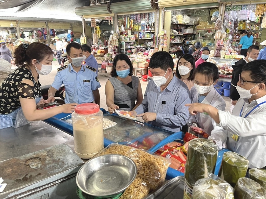 Đoàn liên ngành của tỉnh kiểm tra việc kinh doanh các sản phẩm tại chợ Asean (TP Móng Cái). Ảnh Nguyễn Hoa