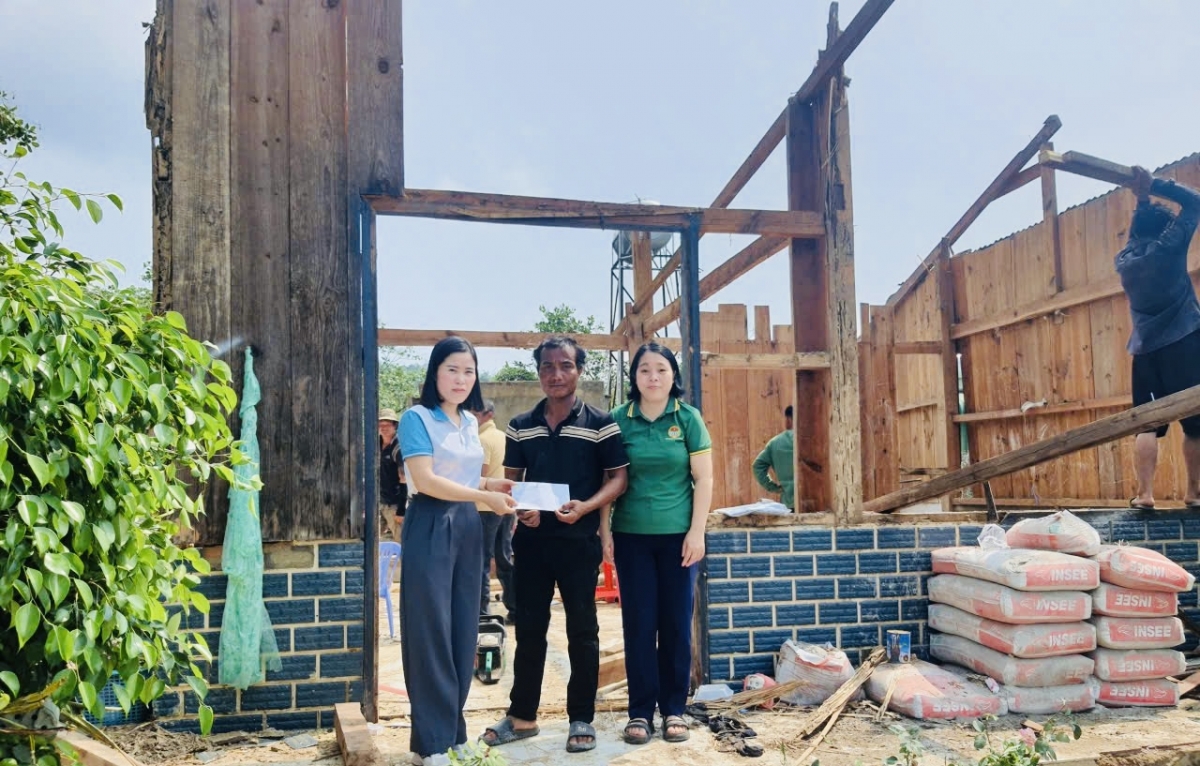 Hỗ trợ người dân ở xã Đam Rông 2 bị thiệt hại do mưa dông và lốc