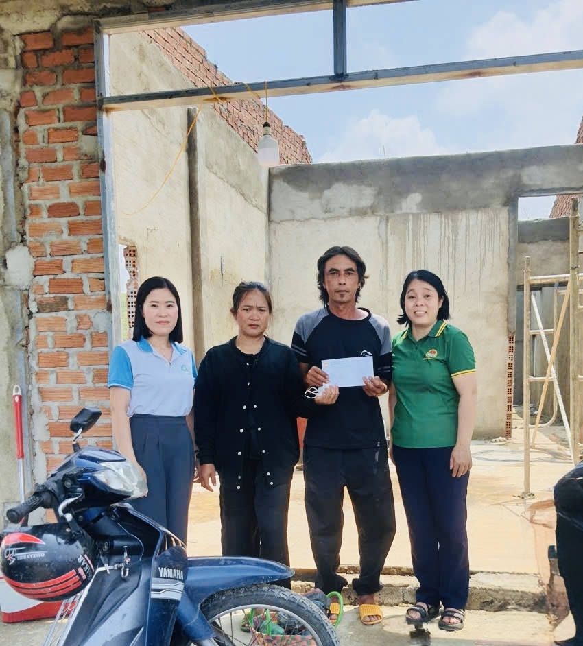 Chính quyên, Mặt Trận xã Đam Rông 2 kịp thời hỗ trợ người dân bị thiêt hại do mưa dông kèm lốc