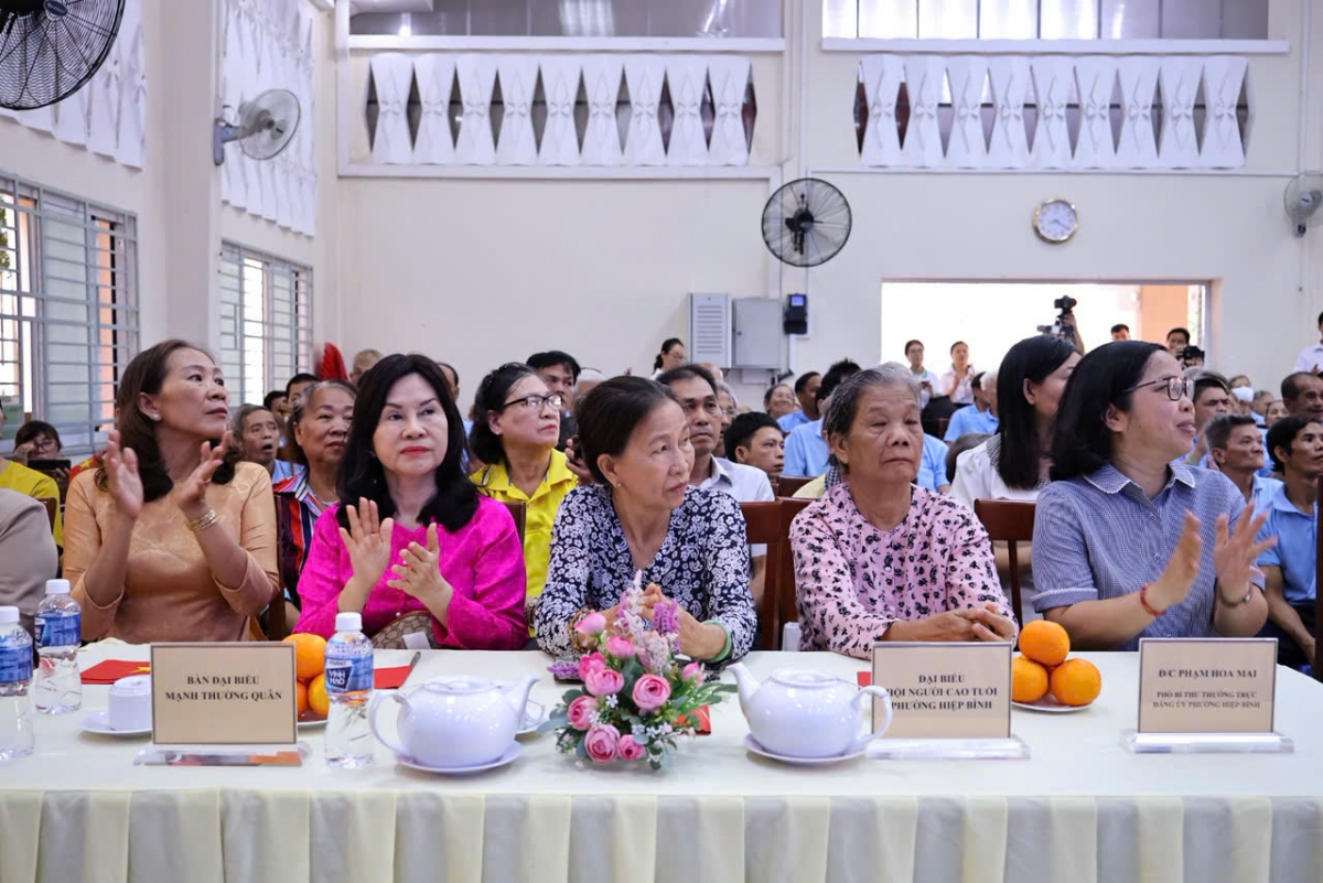 Bà Đinh Thị Gái – Anh hùng Lao động, Chủ tịch Hội Người cao tuổi phường Hiệp Bình () cùng các đại biểu dự chương trình