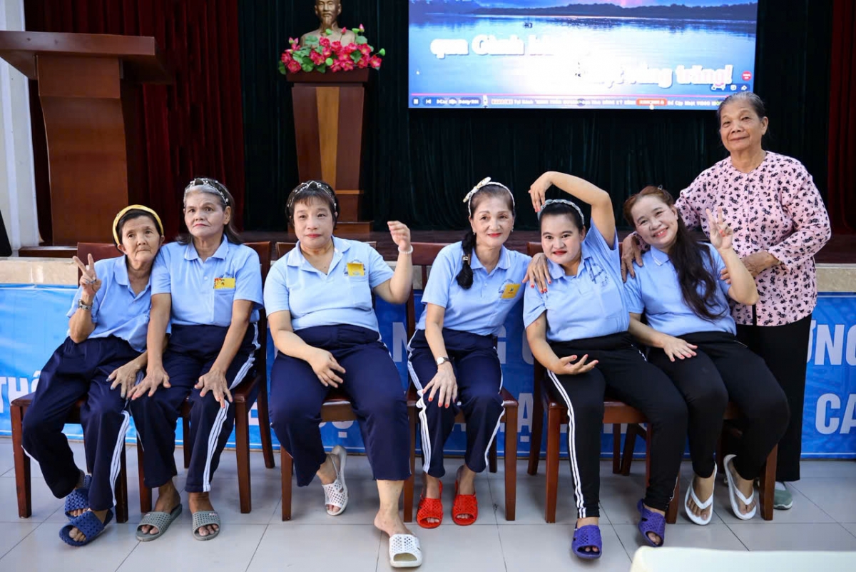 Người khuyết tật chung vui cùng Anh hùng Đinh Thị Gáilao động 