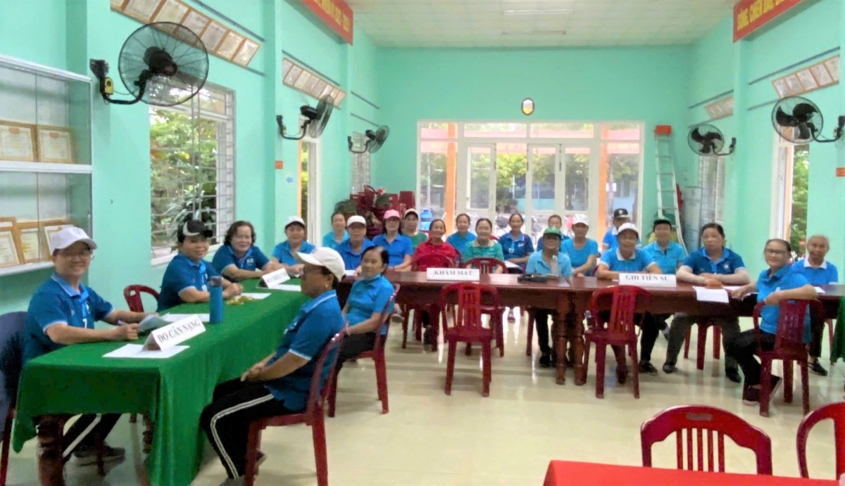 Ban Chủ nhiệm CLB LTHTGN khối 2 ,đội ngũ y bác sỹ về hưu là thành viên CLB tổ chức khám sức khỏe cho các thành viên