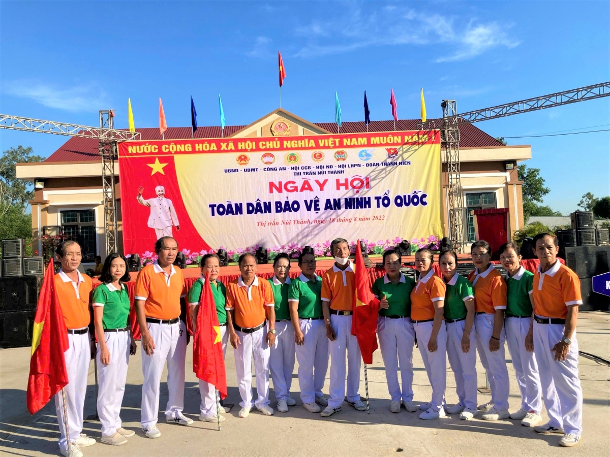 Các thành viên CLB LTHTGN xã Núi Thành tham gia văn nghệ