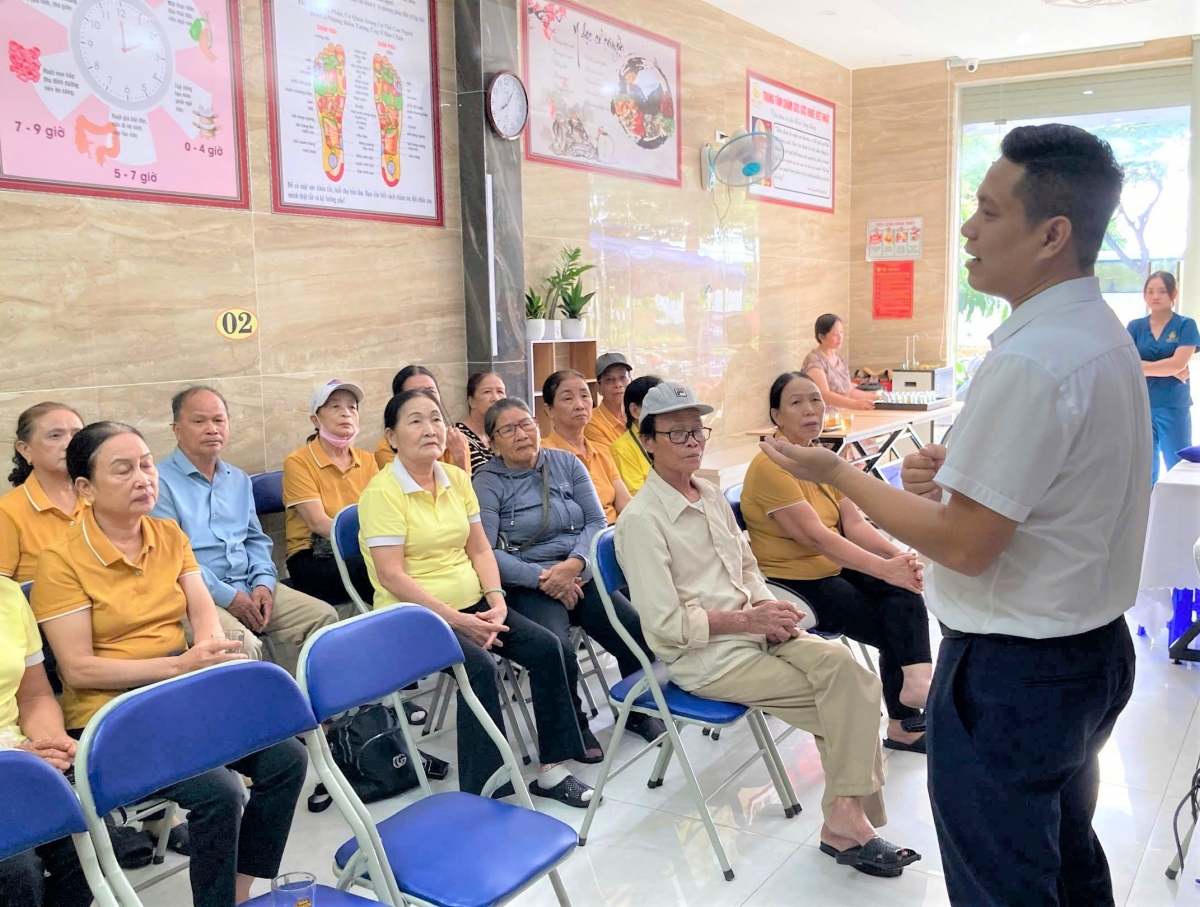 Thành viên CLB liên thế hệ được tư vấn chăm sóc cơ xương khớp tại Đà Nẵng