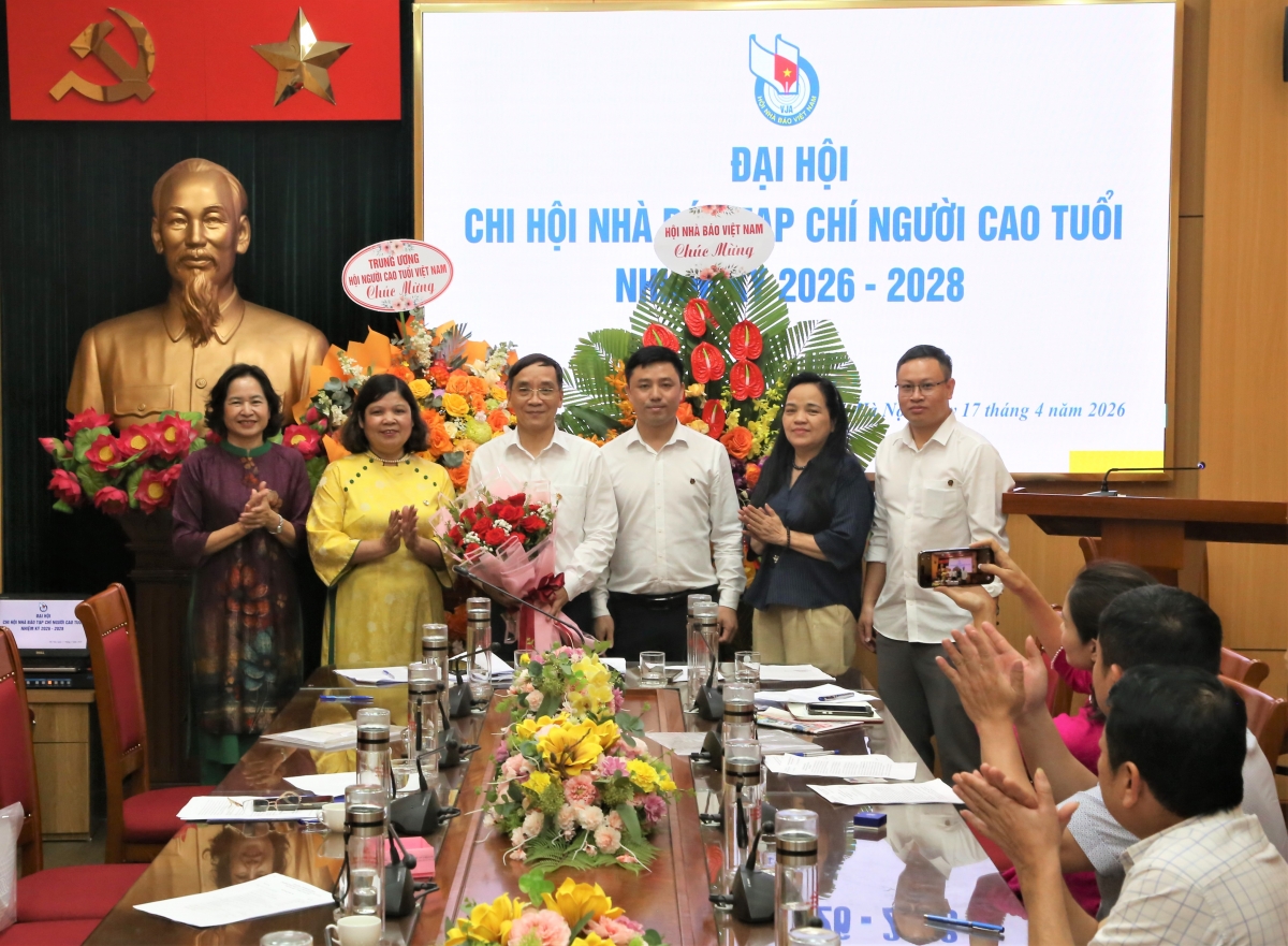 Lãnh đạo Hội NCT Việt Nam, Hội Nhà báo Việt Nam tặng hoa chúc mừng Ban Thư ký Chi hội