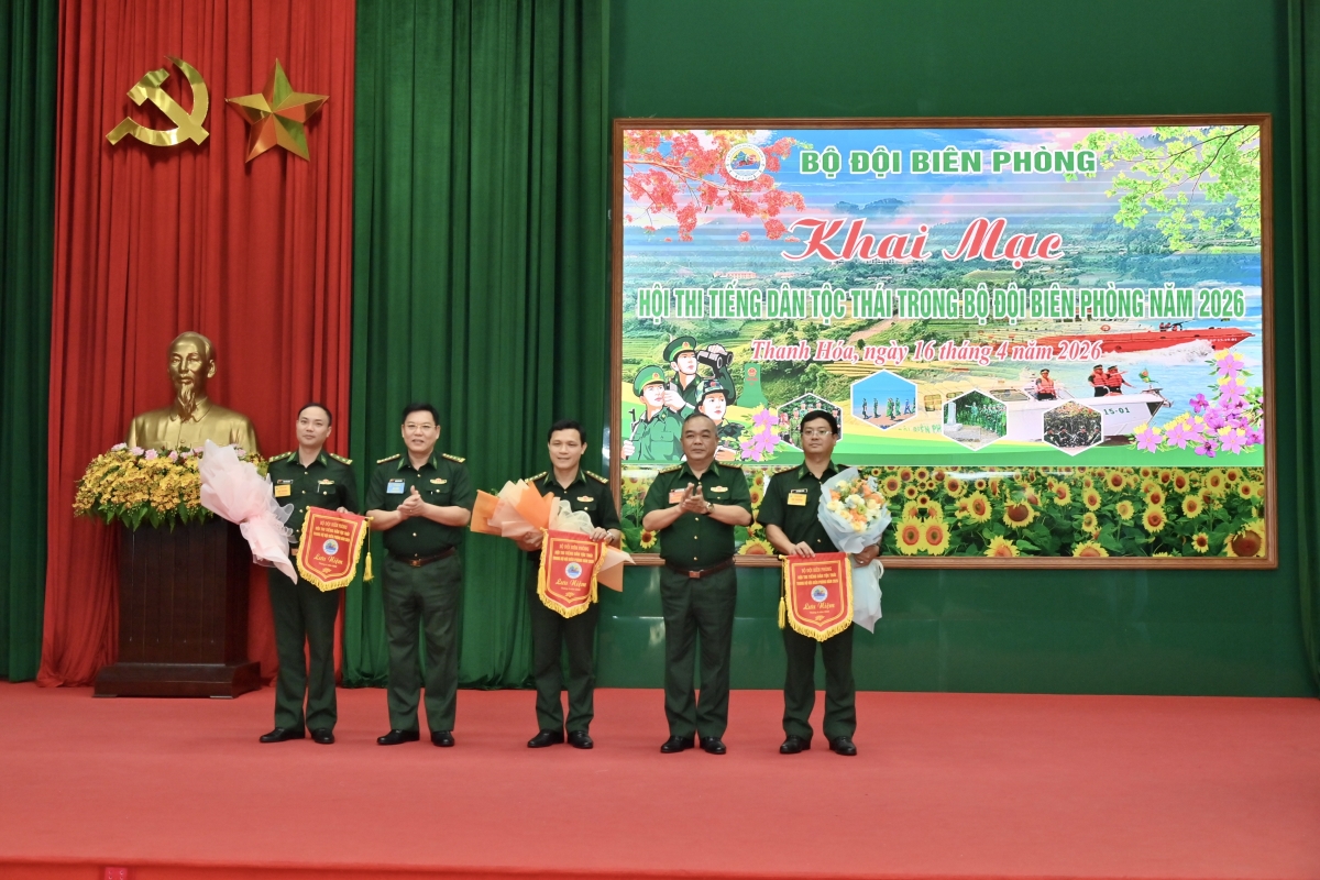 Ban tổ chức trao cờ lưu niệm cho các đội thi đến từ Bộ đội Biên phòng các tỉnh Sơn La, Thanh Hóa và Nghệ An