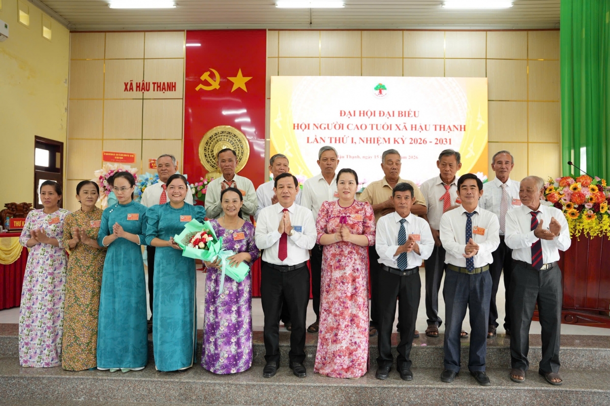 Lãnh đạo xã Hậu Thạnh tặng hoa chúc mừng Ban Chấp hành Hội NCT xã