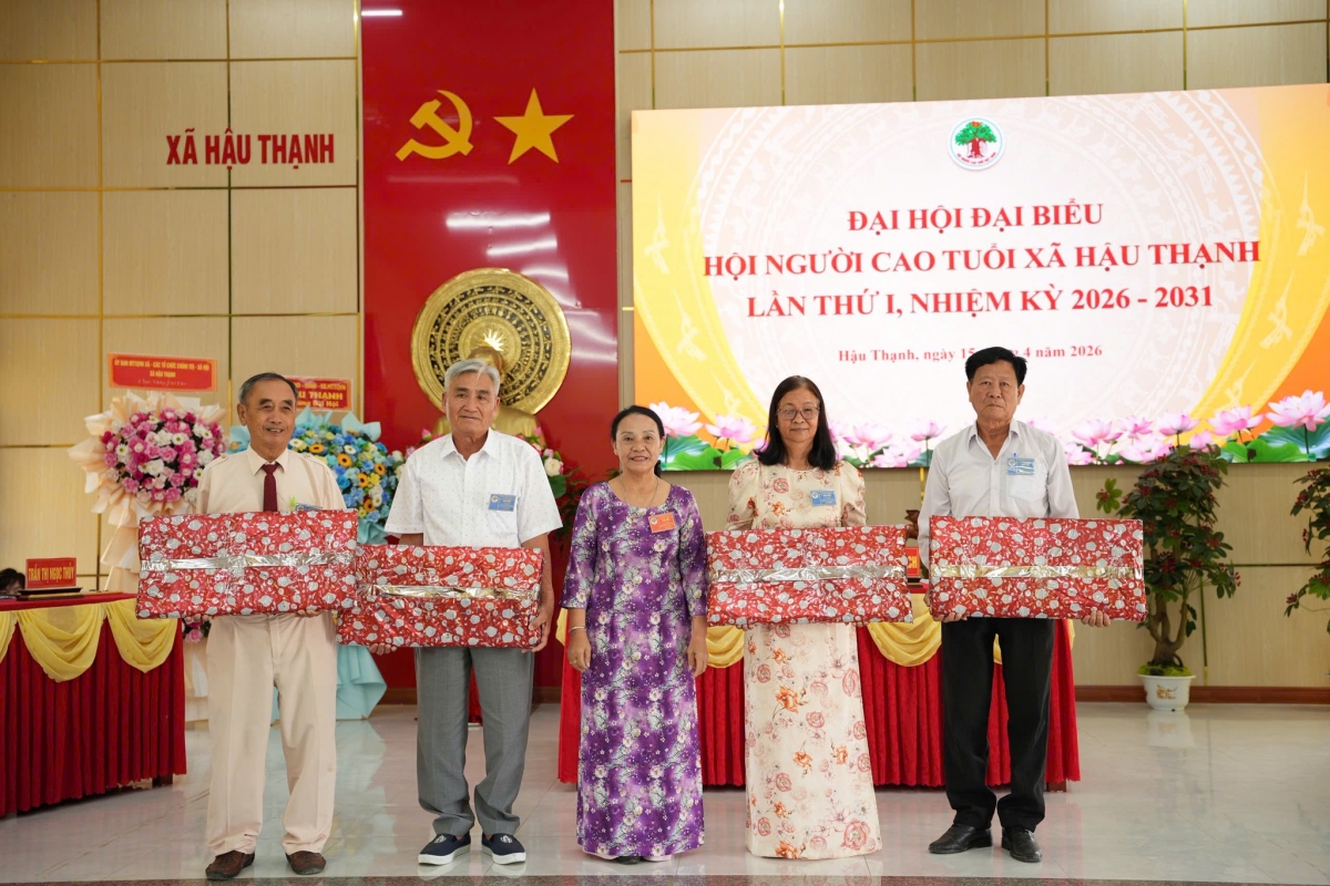 Tặng quà tri ân cán bộ không tham gia Ban Chấp hành khóa mới