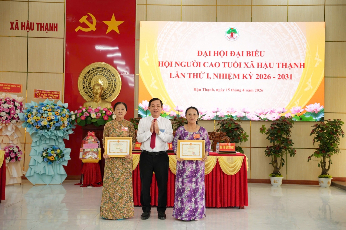 Trao Giấy khen của UBND xã Hậu Thạnh cho các tập thể, cá nhân xuất sắc