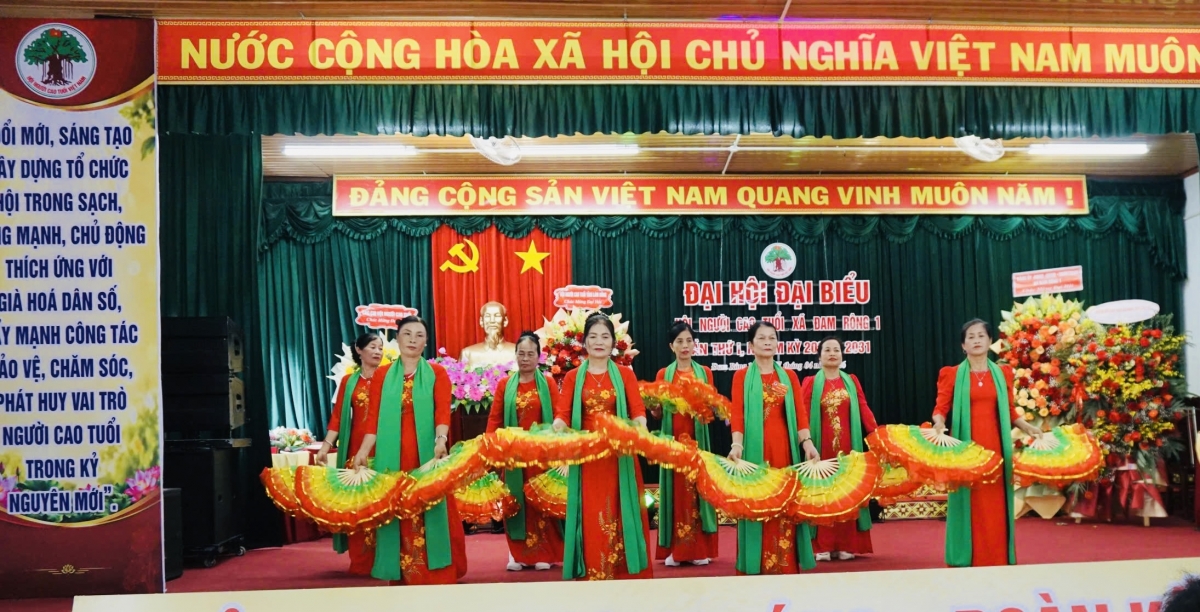 Văn nghệ chào mừng Đại hội Hội Người cao tuổi xã Đam Rông 1
