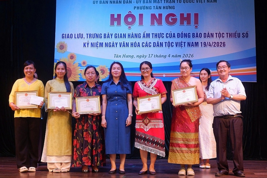 Ban tổ chức trao giải cho các đội thi