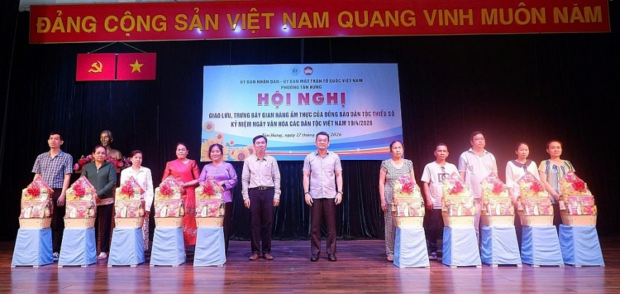 Ban tổ chức đã trao quà cho 10 hộ gia đình