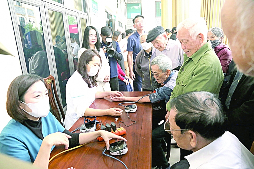 Trao 2.000 thiết bị y tế tri ân người cao tuổi, cựu chiến binh dịp đại lễ 30/4