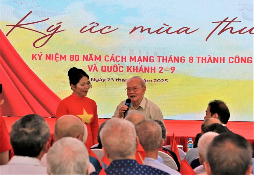 Cụ Vũ Quốc Tuấn xúc động nhớ lại những năm tháng tuổi xuân đầy cống hiến.