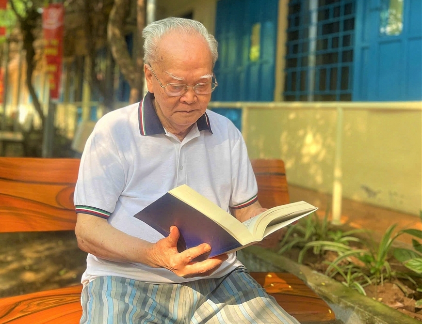 98 tuổi, cụ Vũ Quốc Tuấn vẫn đọc sách, soạn và gửi email trao đổi thông tin với người thân, bạn bè