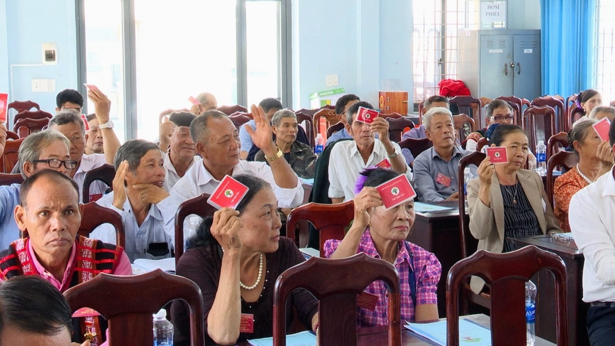 Đại biểu biểu quyết thông qua Nghị Quyết Đại hội Hội Người cao tuổi xã