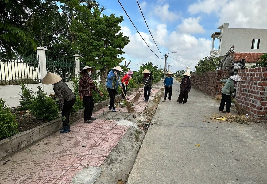 ảnh Hội viên NCT xã Tiên Yên quét dọn vào ngày Chủ nhật xanh, góp phần bảo vệ môi trường sống tại địa phương.