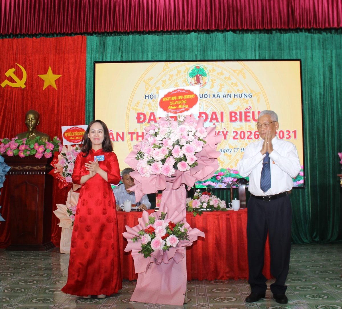 Đại diện xã An Hưng tặng hoa chúc mừng Đại hội.