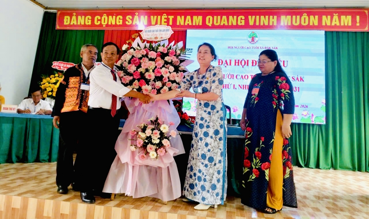 Bà Đặng Thị Tâm, Phó Chủ tịch Hội Người cao tuổi tỉnh tặng hoa cho Đại hộih