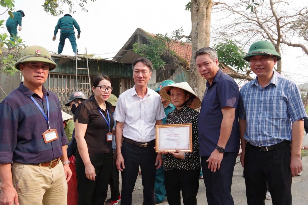 Lãnh đạo xã Hưng Nguyên Nam động viên, khen ngợi kip thời cho các gia đình gương mẫu đi đầu trong công tác giải tỏa